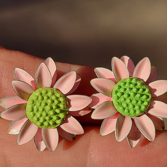 Vintage Pink Daisy Clip-On earrings ~ 1960s Mod ~ Flower Power~ Cute! - Picture 10 of 15